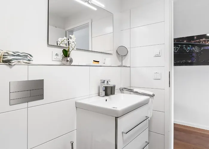 Harbour Side, App 7 *